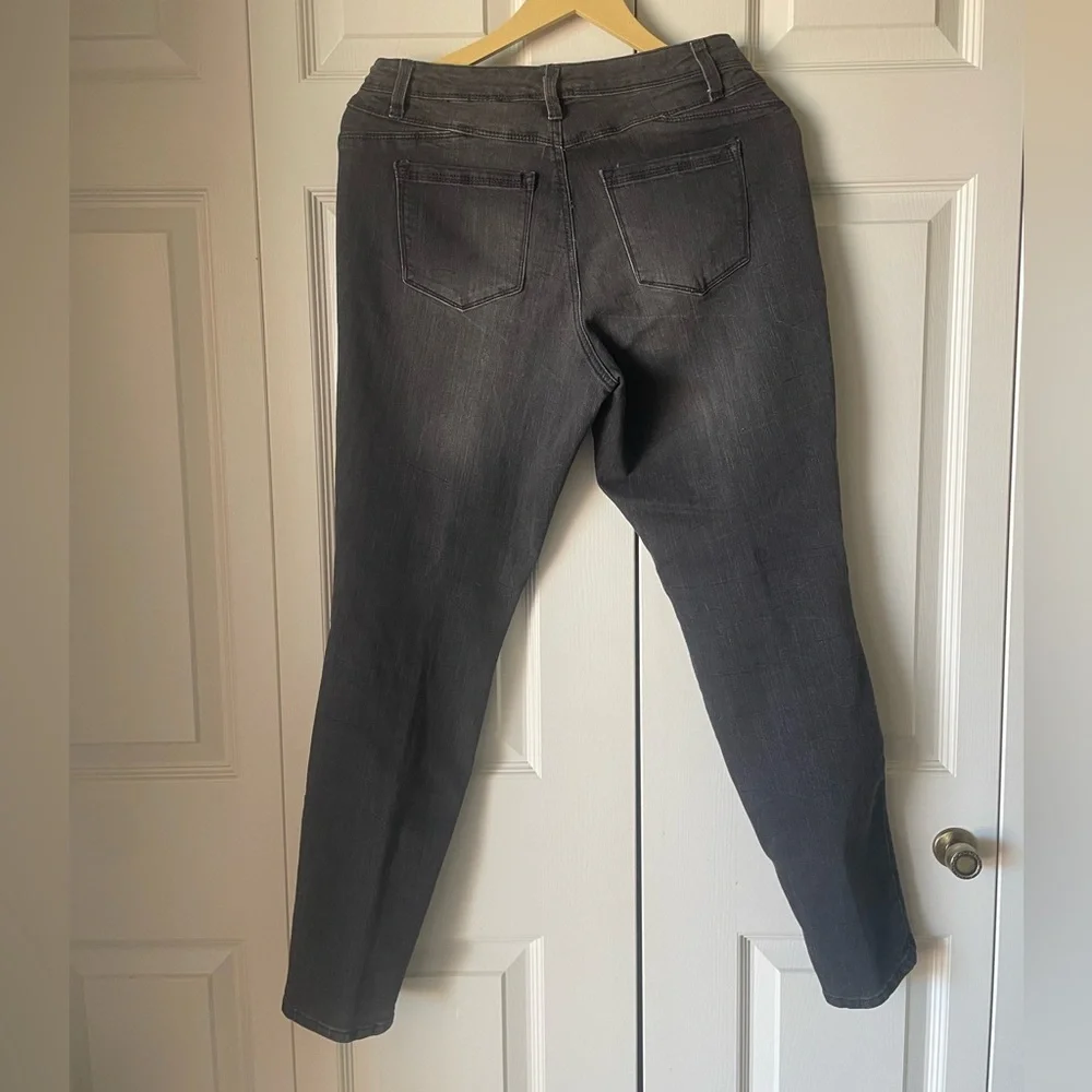 Bandolino | Lisbeth floral embroidered skinny jeans. Size 8. Stretch.
